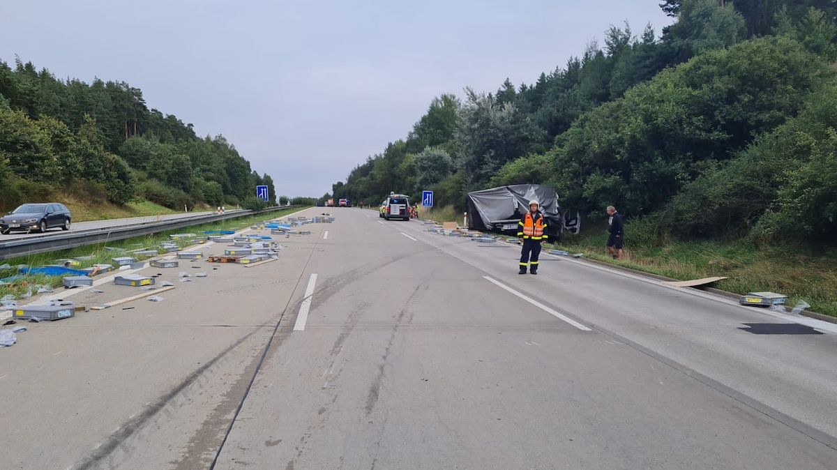 Dálnici D5 uzavřela nehoda, na silnici se vysypal náklad